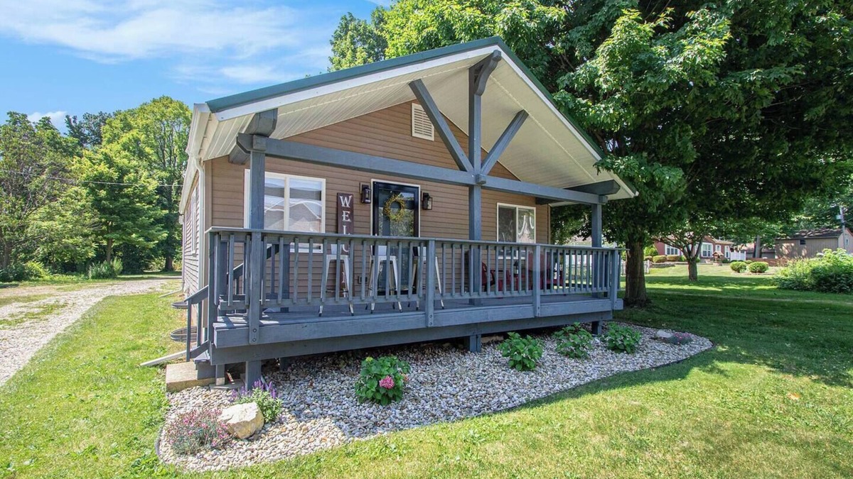 Paw Paw Lake House | This house is a 2 bedroom(s), 1 bathrooms, located in Coloma, MI.