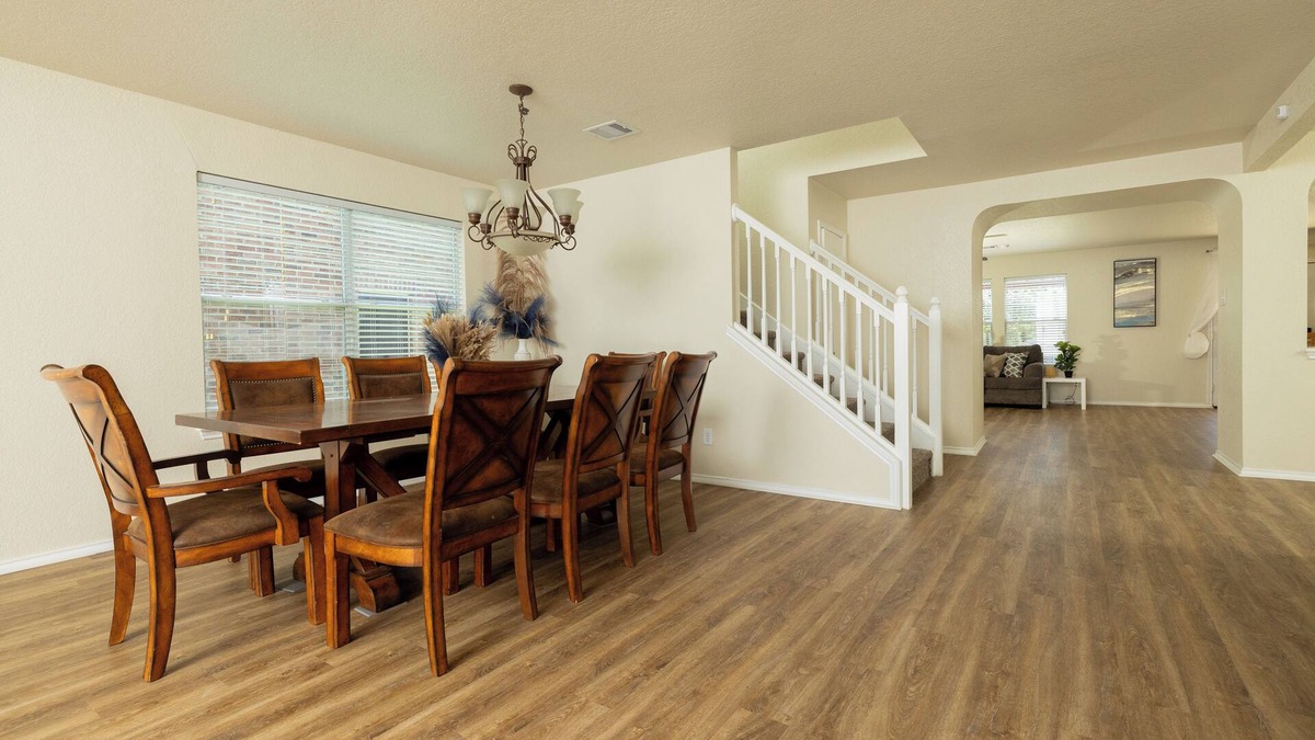 West San Antonio House | This home is minutes away from:nSEA WORLDnFIESTA TEXASnRIVERWALKn4 JOINT BASES +