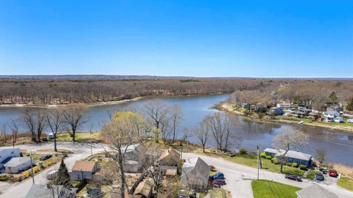 Warwick House | This house is a 1 bedroom(s), 1 bathrooms, located in Warwick, RI.