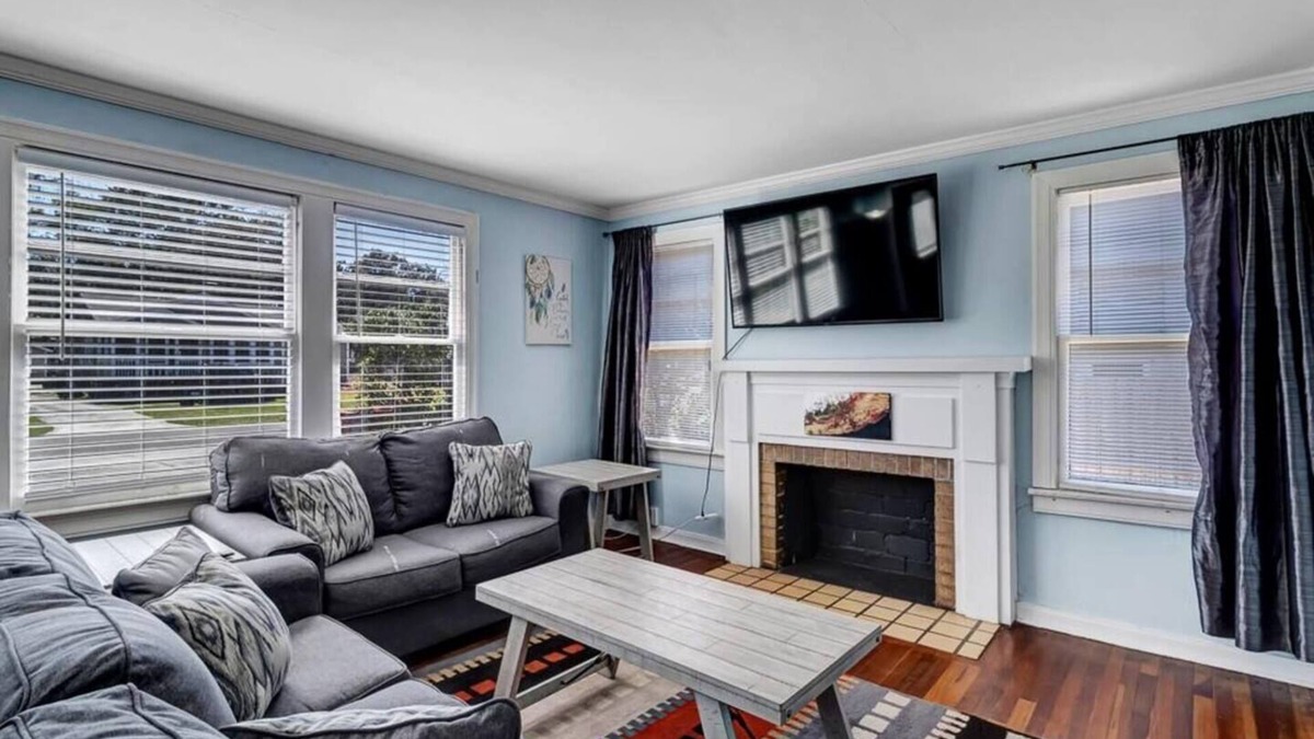Lakeshore South House | This house is a 2 bedroom(s), 1 bathrooms, located in Jacksonville, FL.