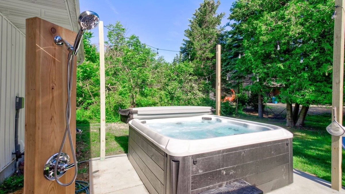Miami Park House | This house is a 3 bedroom(s), 2 bathrooms, located in South Haven, MI.