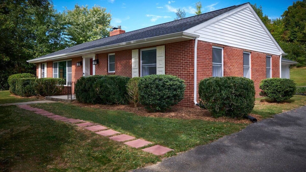 Morristown House | This house is a 3 bedroom(s), 2 bathrooms, located in Morristown, TN.