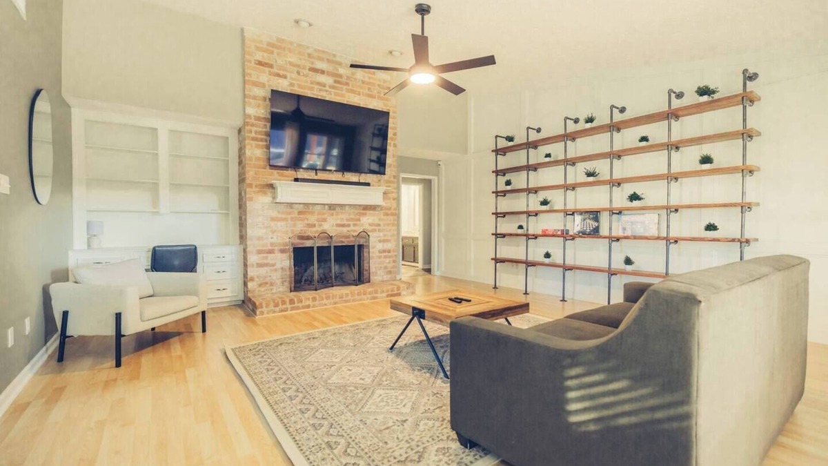 Meadows Place House | This house is a 3 bedroom(s), 2 bathrooms, located in Stafford, TX.
