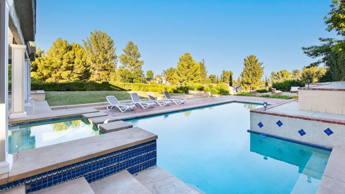 Porter Ranch House | This house is a 4 bedroom(s), 3 bathrooms, located in Los Angeles, CA.