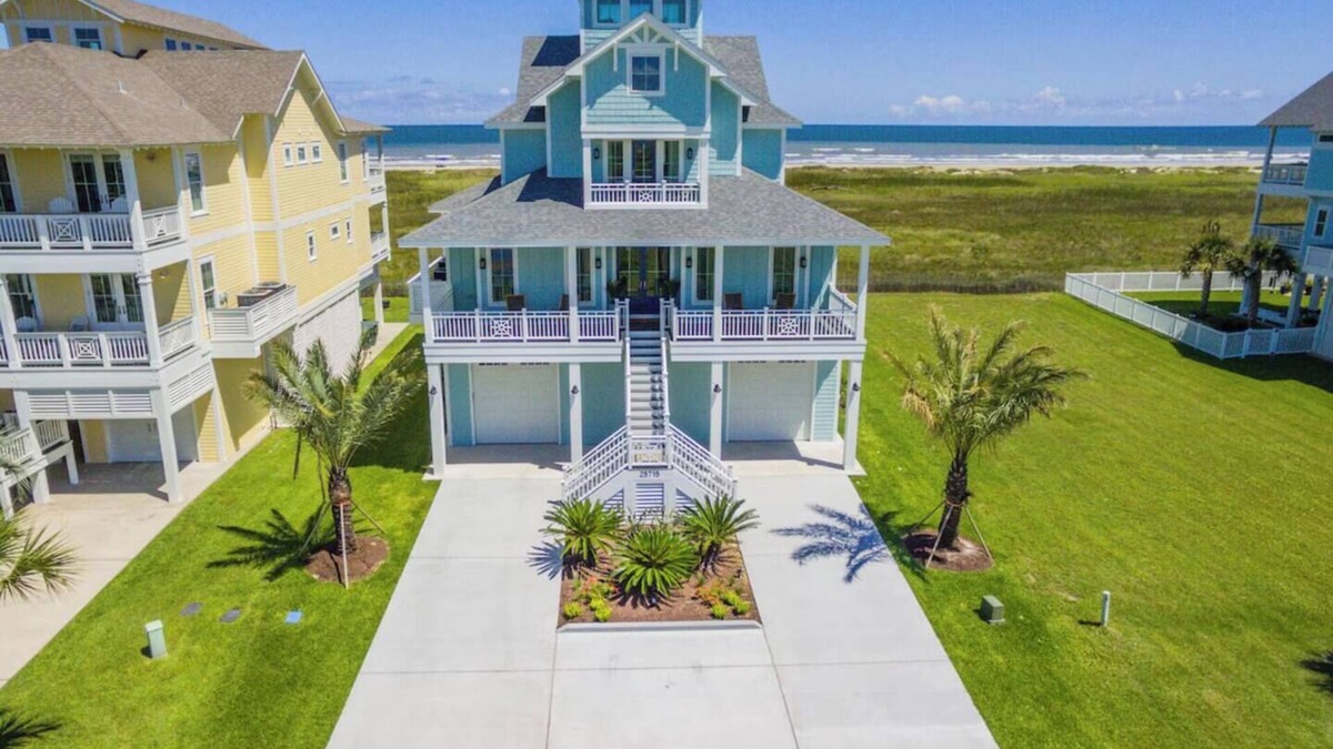 Red Fish Cove House | This house is a 5 bedroom(s), 5.5 bathrooms, located in Galveston, TX.