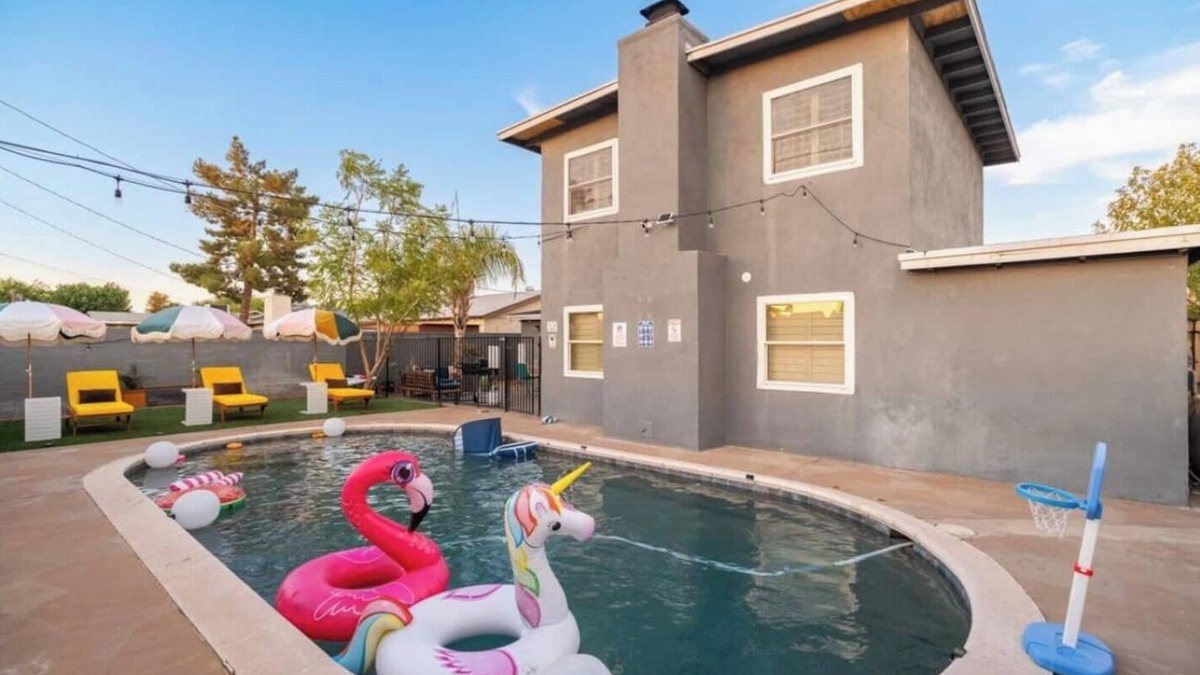 North Mountain House | This house is a 5 bedroom(s), 3 bathrooms, located in Phoenix, AZ.