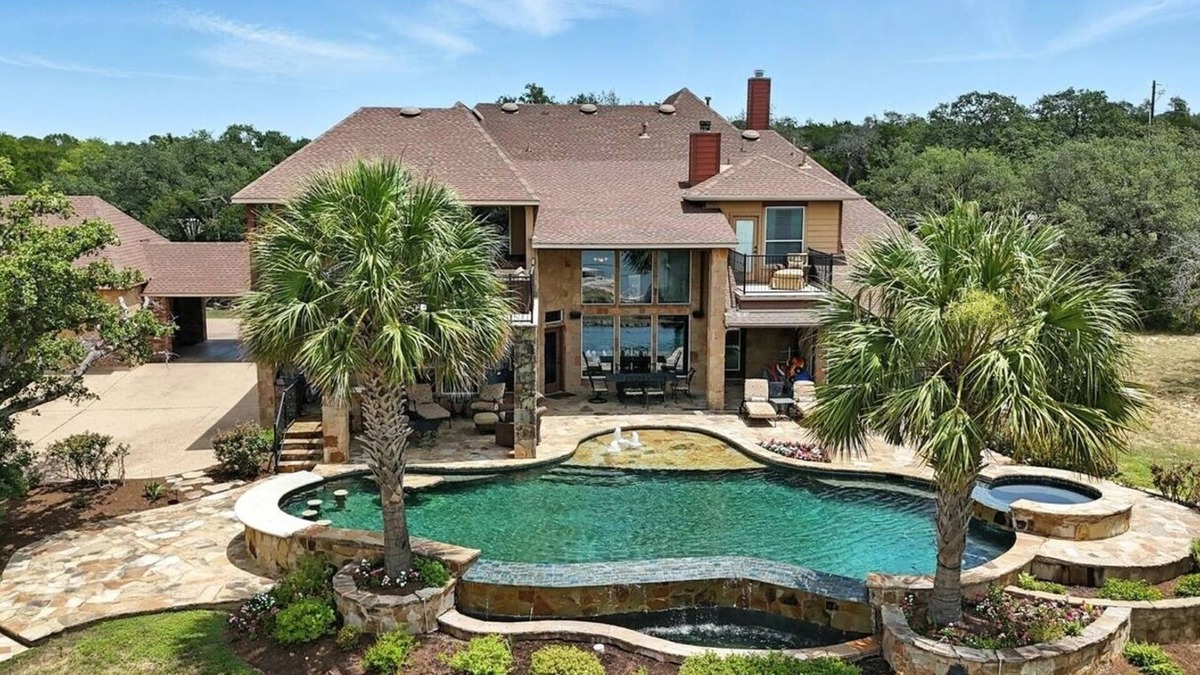 Rocky Ridge House | This house is a 6 bedroom(s), 5 bathrooms, located in Austin, TX.