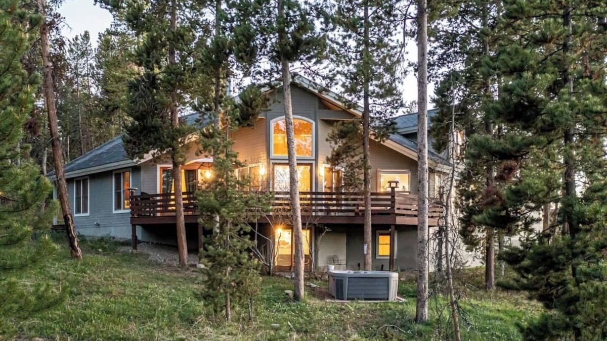 Fraser House | This house is a 8 bedroom(s), 4 bathrooms, located in Fraser, CO.