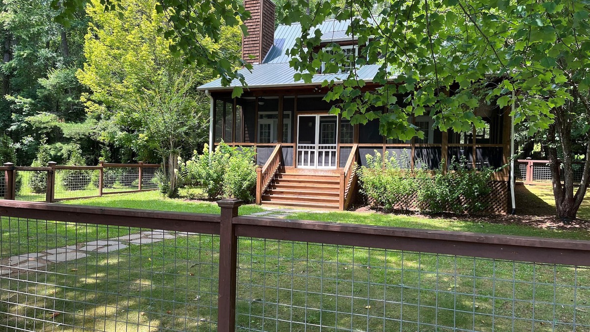 Lakemont House | "This house lives for the lake!” Flat, fenced-in yard, no stairs to Lake Rabun.