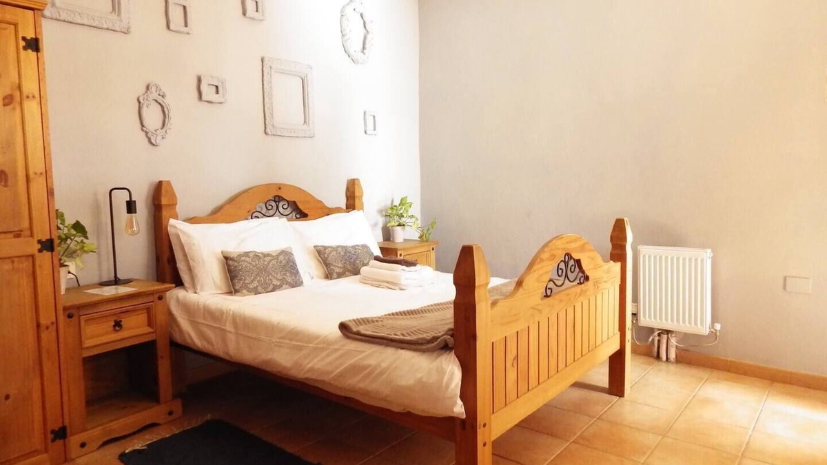 Vilaflor Apartment | This is a double room with a double bed. It has an en-suite bathroom. The window in the room looks out into the hallway.