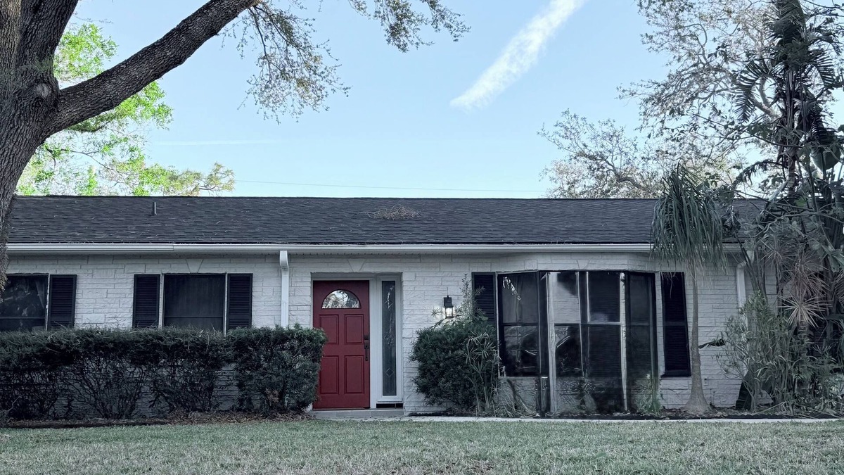 Bloomingdale House | This is it: Red Door Vacay House in Delightful Brandon with Game Room and Pool