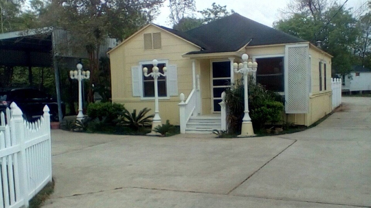Bacliff House | This location has it all for country comfort near the bay and beach!