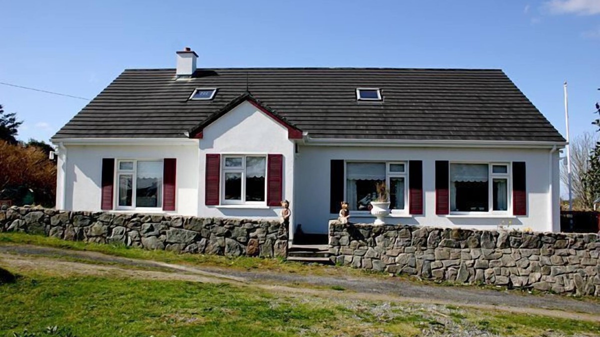 Cashel Apartment | This modern bungalow has wonderful views of the surrounding area & is suitable for groups of up to 1