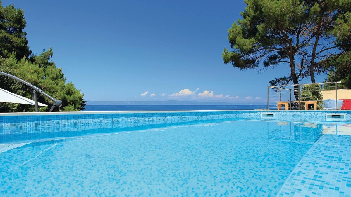 Prigradica House | This modern holiday home awaits you on the island of Korula, on the coast and right by the sea.