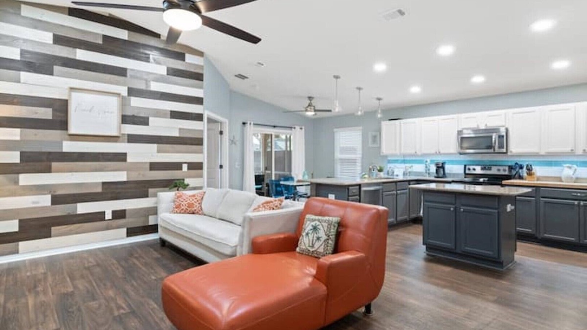Navarre House | THIS MUST BE THE PLACE-House to Beach in 5 minutes