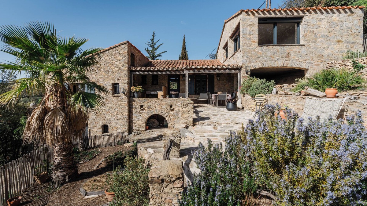 Camelas Other | This sheepfold embodies the dream of a perfect balance between nature and serenity.
