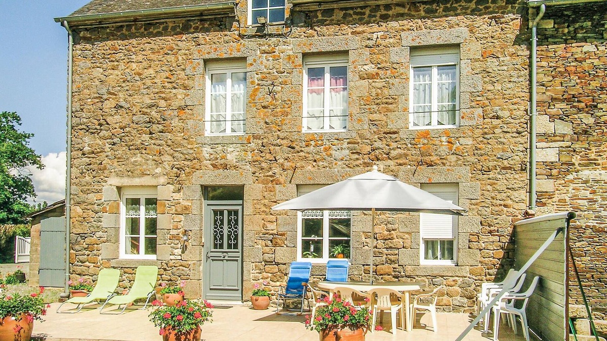 Evran House | This stone vacation home enjoys a quiet location not far from the Rance River and the sea.