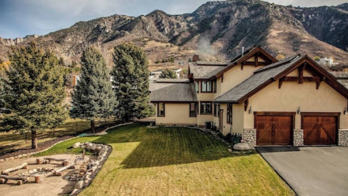 Sandy House | This stunning lodge is nestled on the Wasatch Mountain foothills!