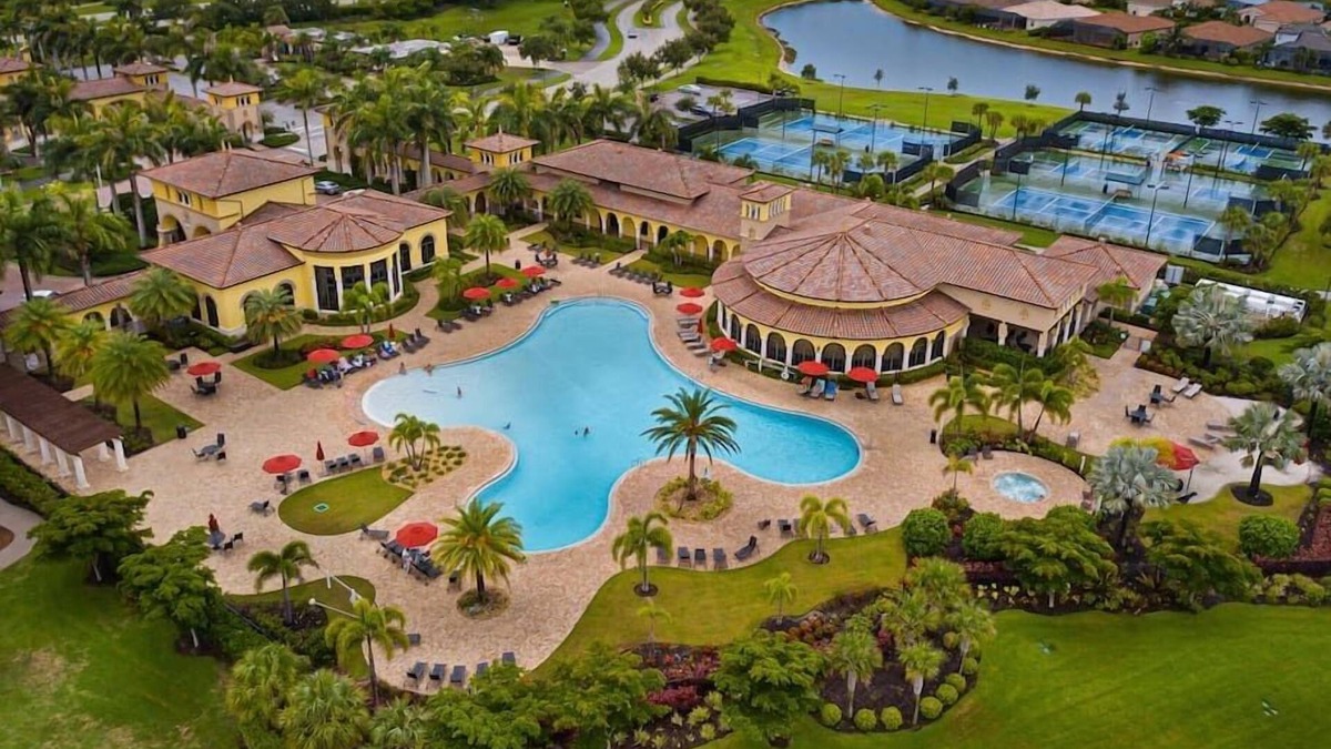 Gran Paradiso House | This townhouse is a 3 bedroom(s), 2.5 bathrooms, located in Venice, FL.