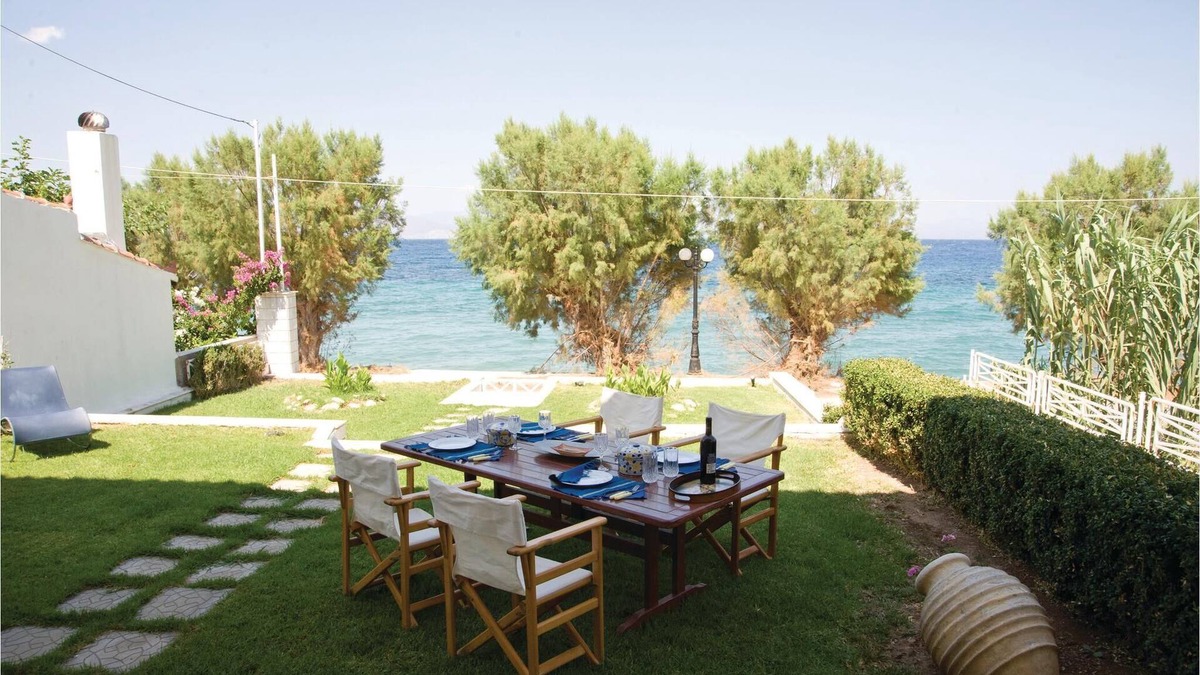 Diakofto House | This two-apartment house is located in Diakopto, a town in the regional district of Achaia in the no