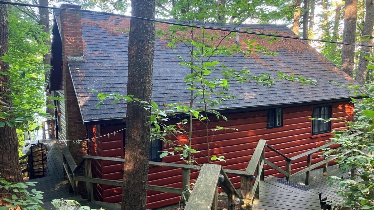 Oxford Cottage | Thompson Lake! Waterfront log style home sleeps 6