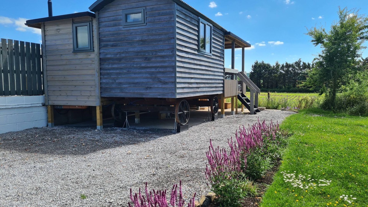 Muchelney Cottage | THORNHILLS LODGE, romantic, with hot tub in Middlezoy