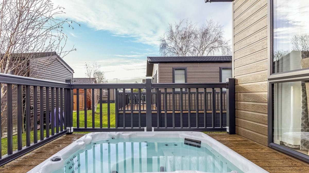 Harlow Ski Chalet | Three Bedrom Luxury Lodge with Hot Tub