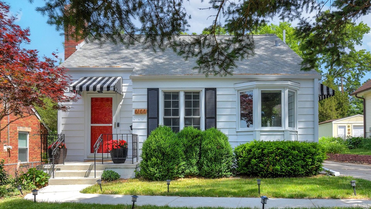 Aksarben - Elmwood Park House | Three Bedroom Aksarben Cottage