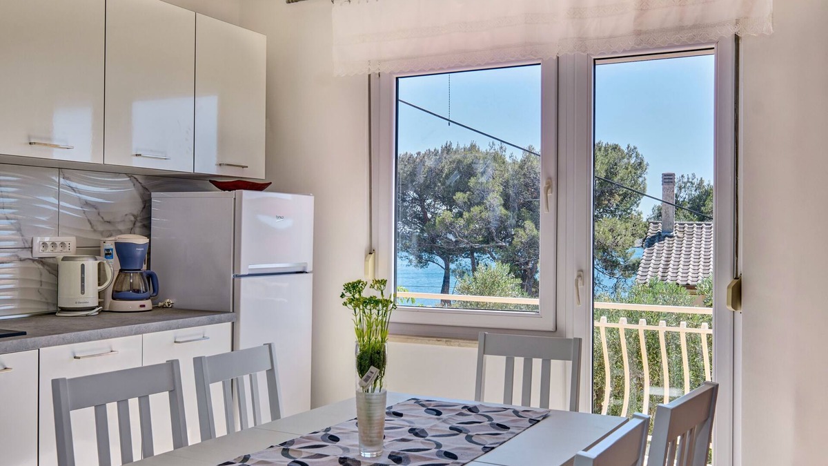 Martinscica Apartment | Three bedroom apartment with balcony and sea view Martinšćica, Cres (A-23222-a)