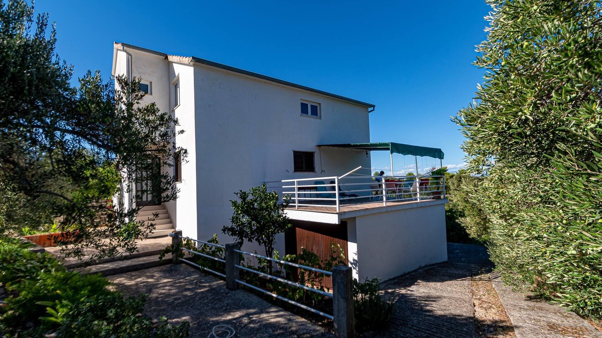 Racisce Apartment | Three bedroom apartment with terrace and sea view Račišće, Korčula (A-20001-a)