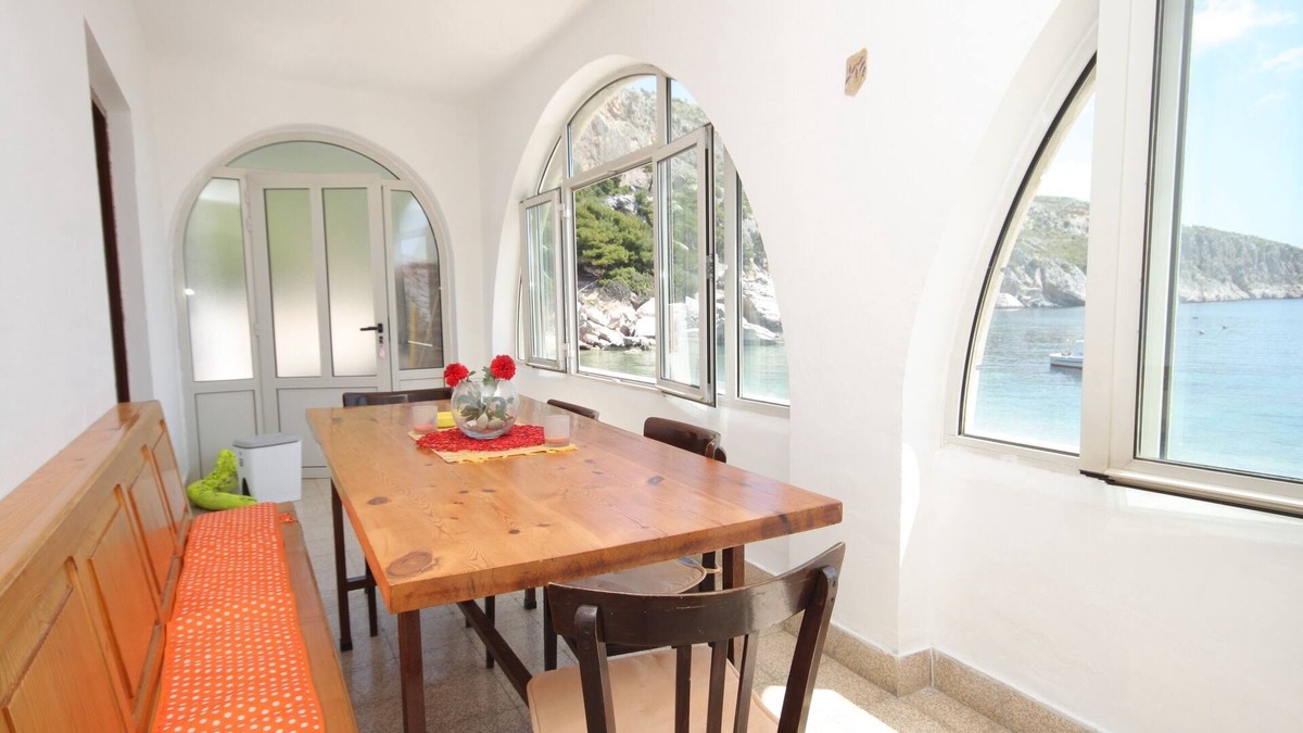 Zarace Apartment | Three bedroom apartment near beach Cove Zaraće, Hvar (A-8781-b)