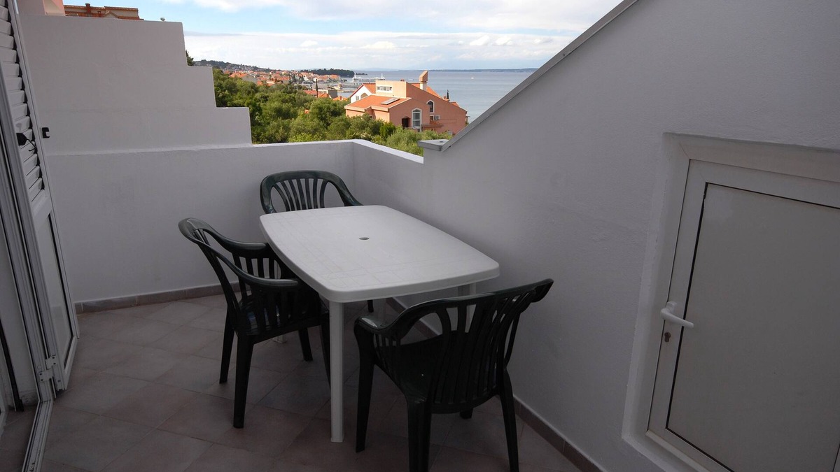 Kali Apartment | Three bedroom apartment with balcony and sea view Kali, Ugljan (A-14083-d)