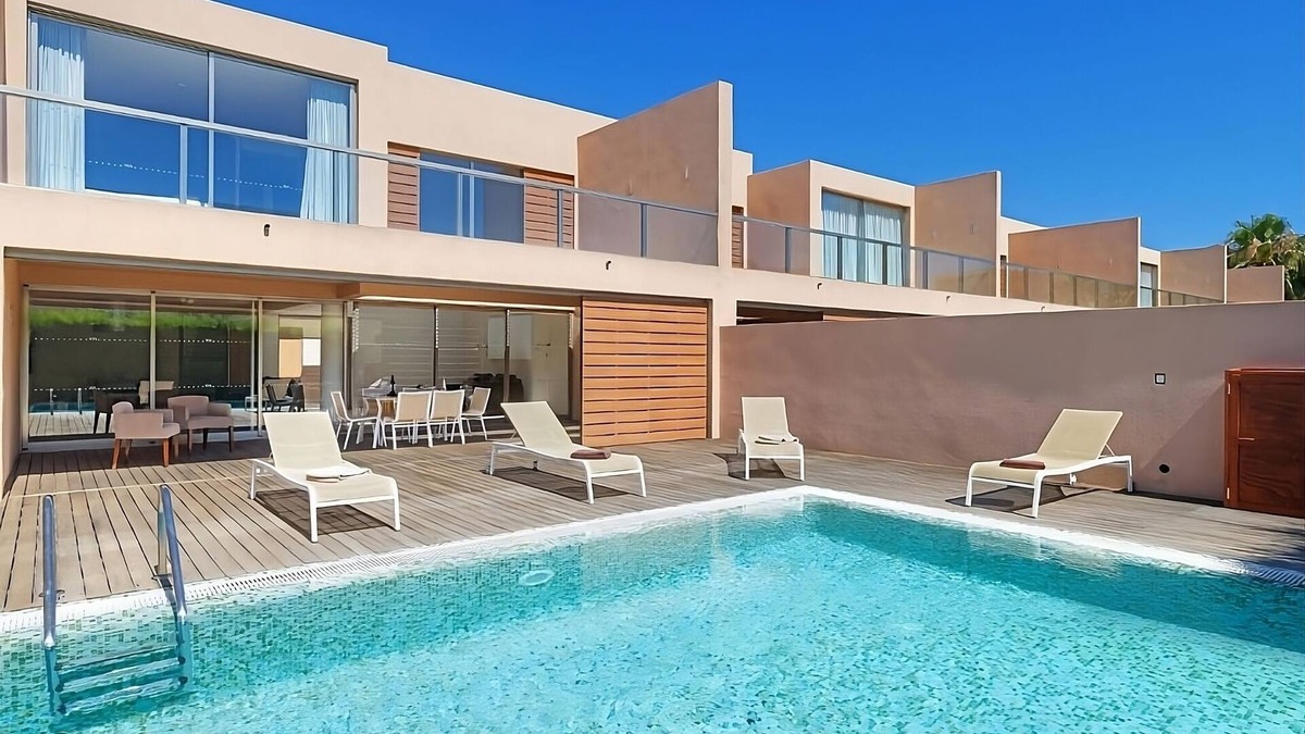 Salgados House | THREE Comfortable 2BR Villas, Private Pool, Full Kitchen and Pet-friendly!