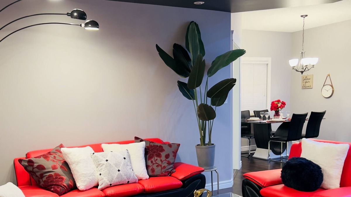 Griesbach House | |Three Free Parking| 2 Living Room| Close To Downtown|Sleeps 8| Dazzling & Cozy