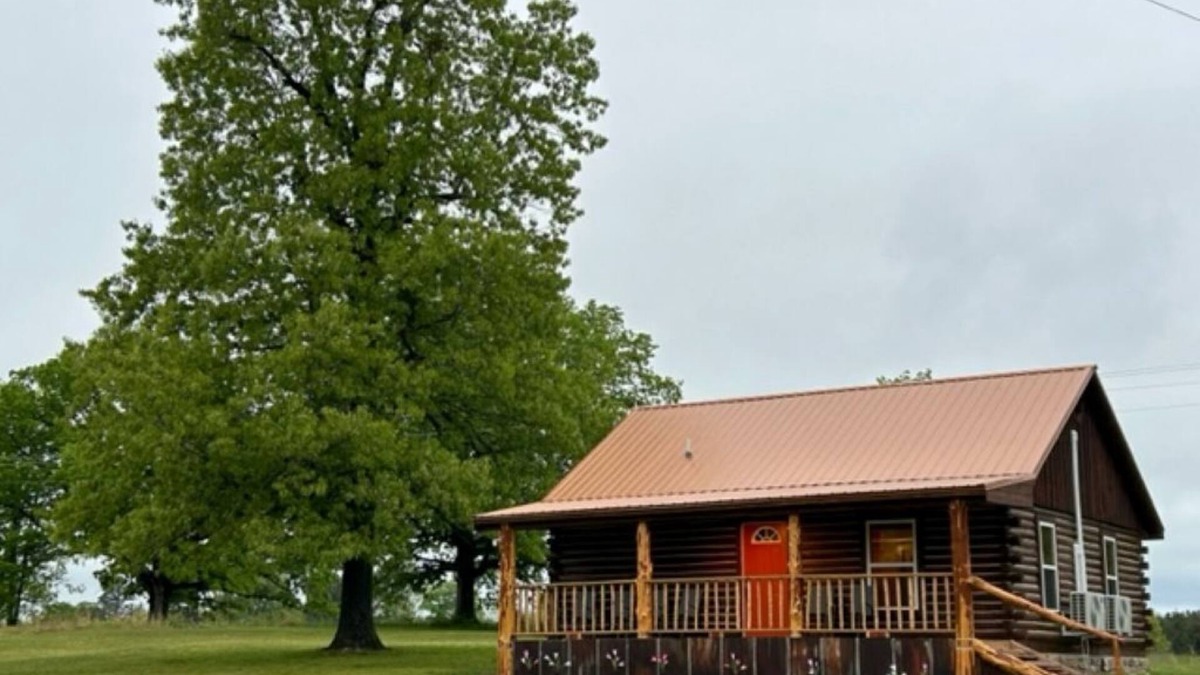 Jasper Cabin | Three Oaks Cabin - A Log Cabin Just 3 Miles East of Jasper on Hwy 74E