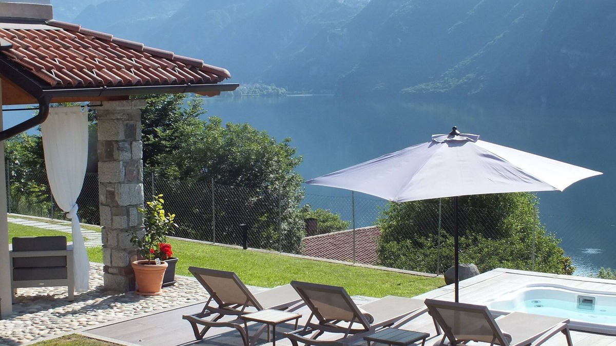 Anfo Apartment | Three-room apartment with lake view and private Jacuzzi