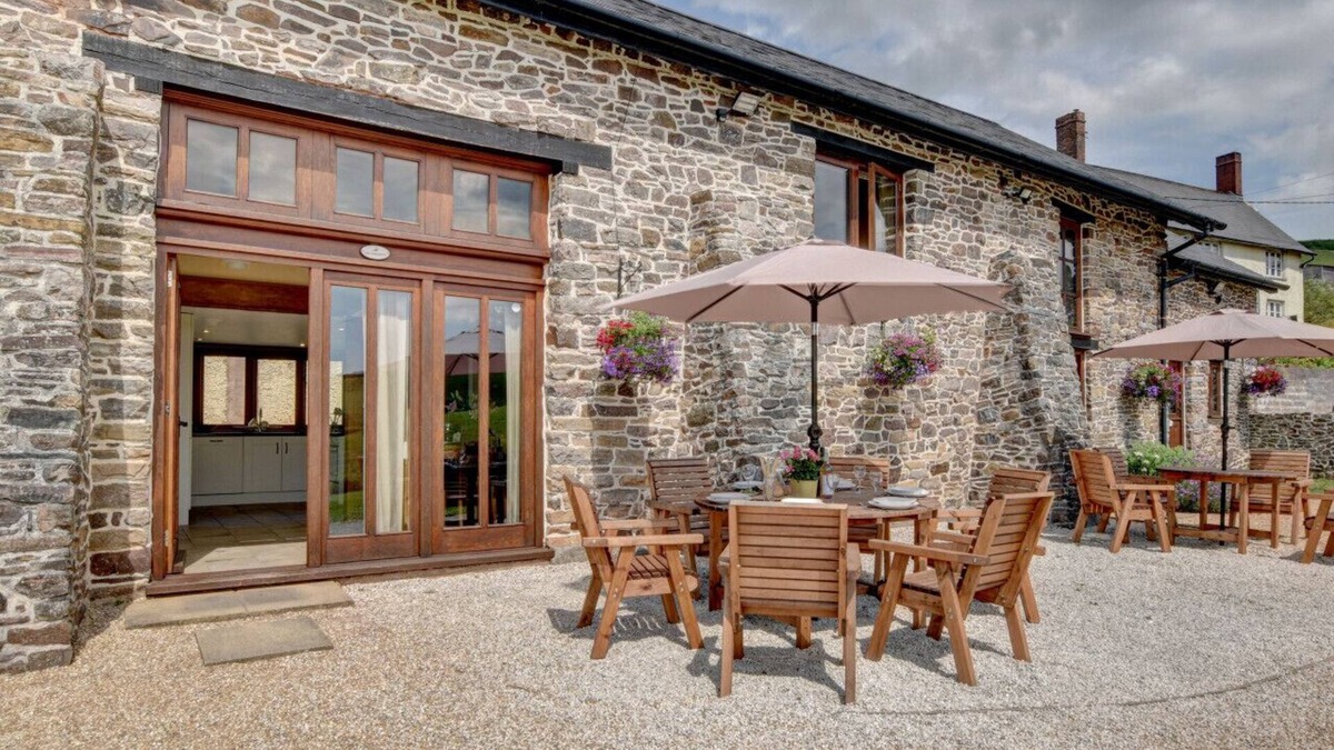 Tiverton House | Threshing Barn - Three Bedroom House, Sleeps 6