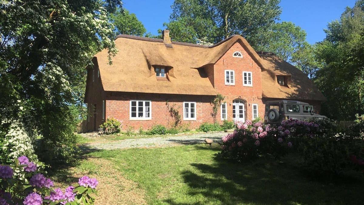 Oldenswort Apartment | Throws Simmerdeis/Apartment 2 in the thatched roof house with park-like garden