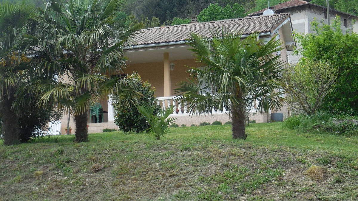 Thueyts House | THUEYTS house located in a large plot with oleanders and palm trees