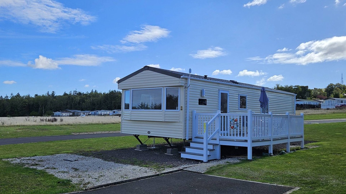 Dunbar Cottage | THURSTON MANOR CARAVAN PARK, PONY MEADOW, with a garden in Dunbar