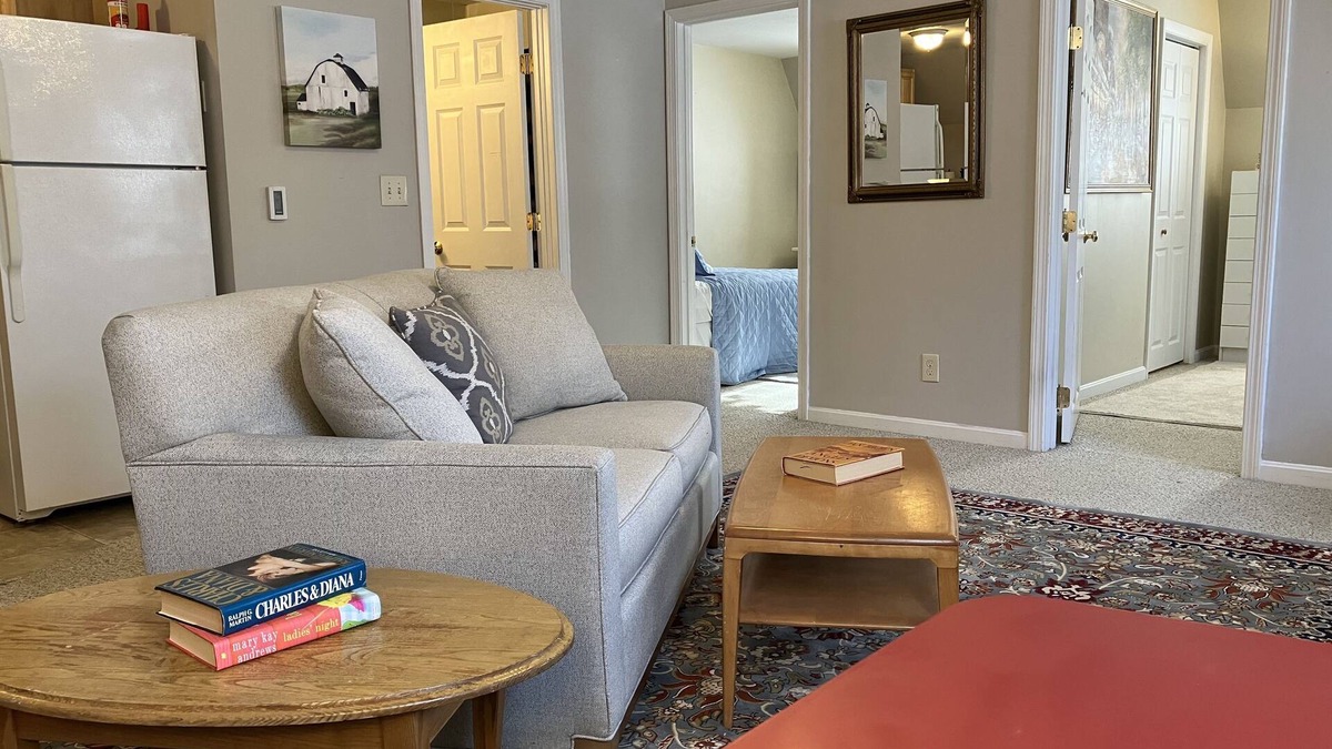 Newmarket Apartment | Tidy 2-Bed w/Parking!πWine!π·UNHπ©π»βπ
