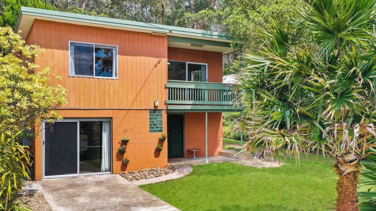 Manyana House | Tidy retro house located within walking distance to Manyana Beach
