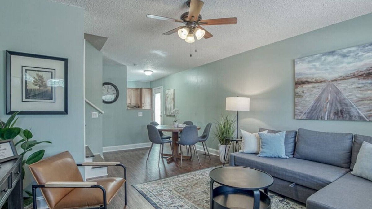 Olathe House | Tidy Townhouse: 3bd/1.5ba
