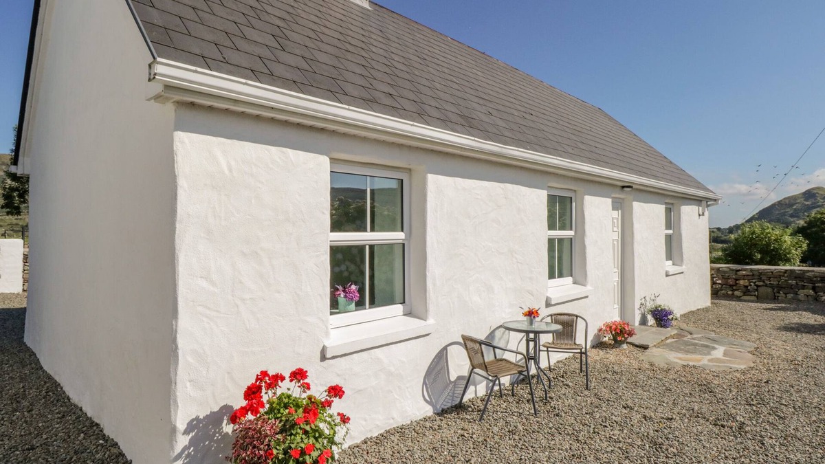 Cornamona Cottage | TIGH MHICHEAL PHAIDIN, family friendly in Clonbur, County Galway
