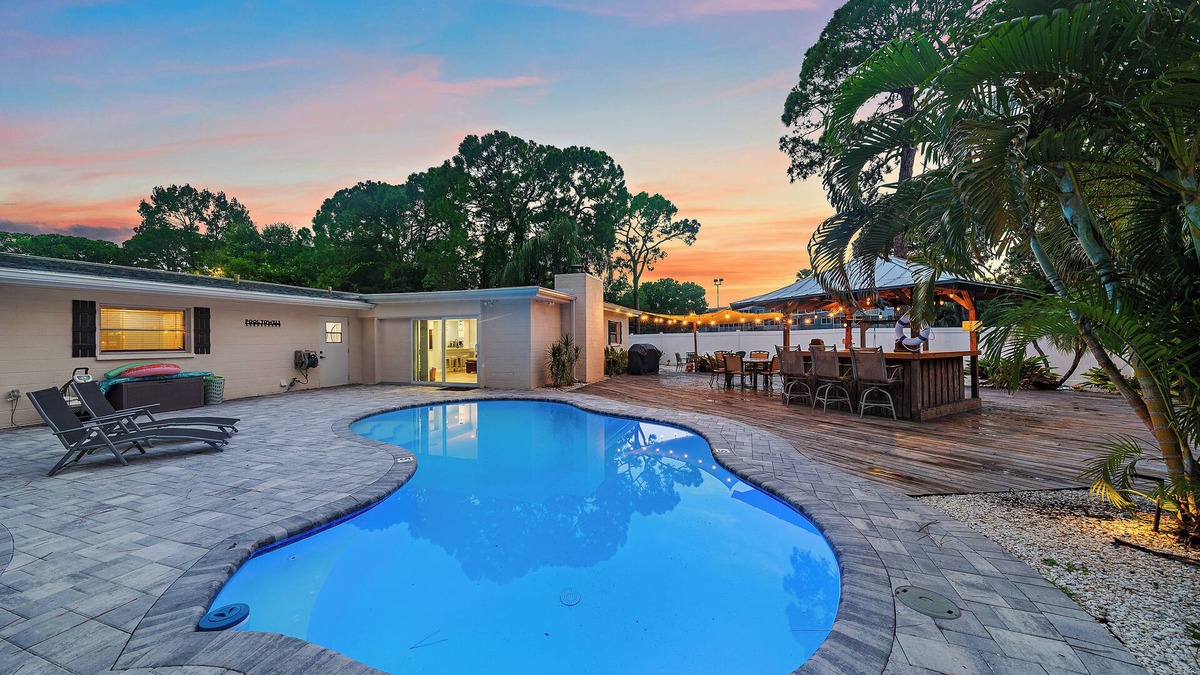 Park East House | Tiki Tide Villa | Private POOL + Tiki Hut!