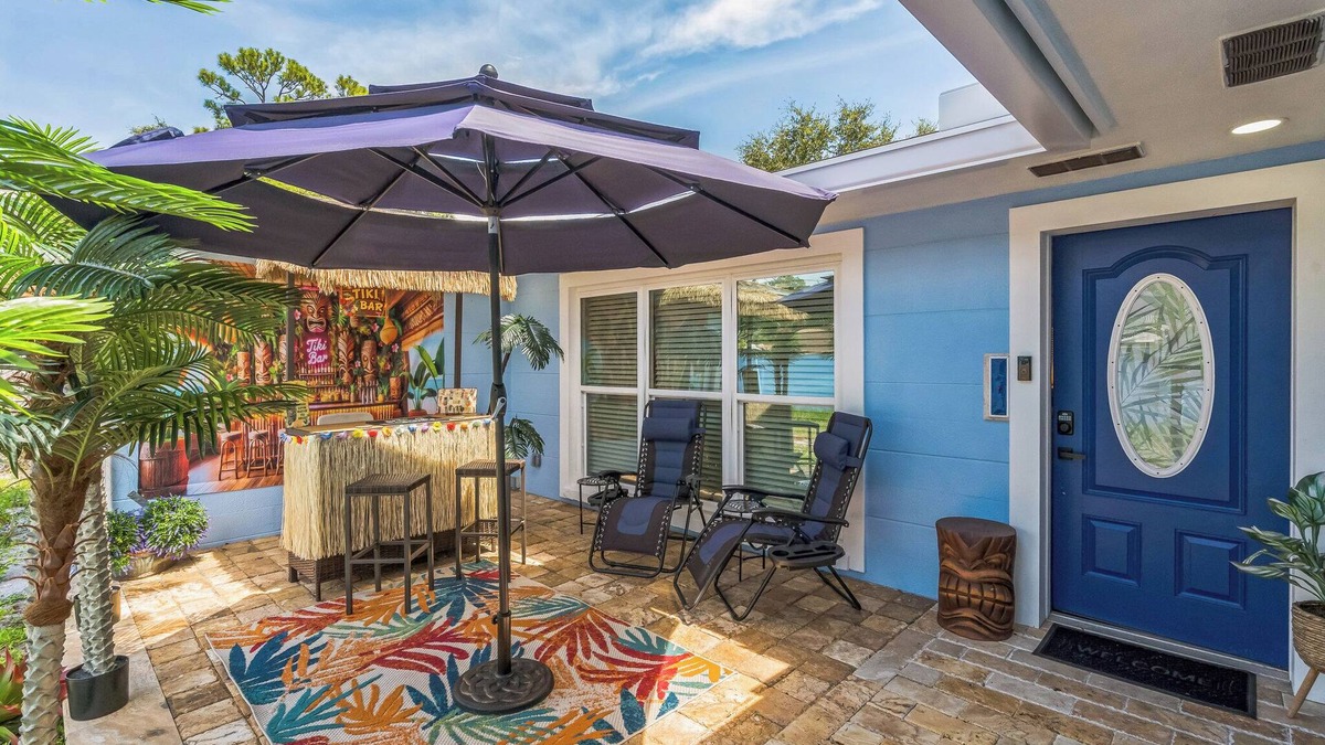 North Trail House | Tiki Time! Tropical Escape, Quiet, Minutes from Airport, Downtown & Beaches!