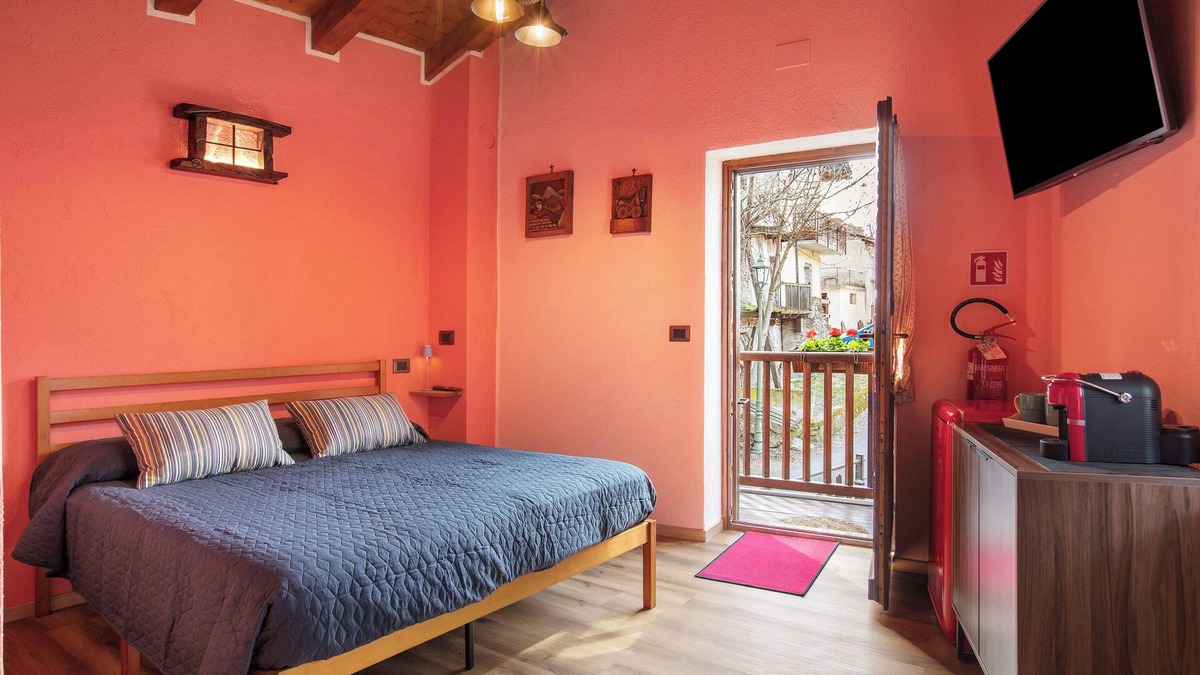 Fenis Apartment | 'Tillier' Room with Mountain View, Balcony and Wi-Fi