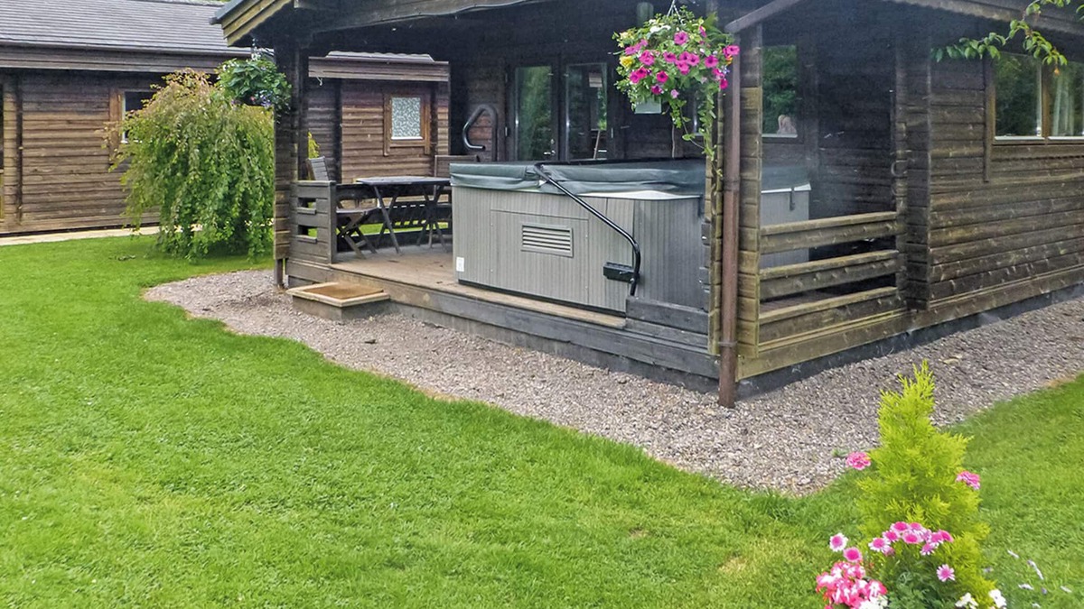 Cullompton Ski Chalet | Timber lodge with one queen size double and one twin.