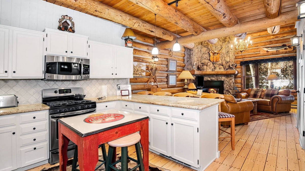 Timbercreek Lodges Cabin | Timbercreek #8b 2 Bedroom Home by RedAwning