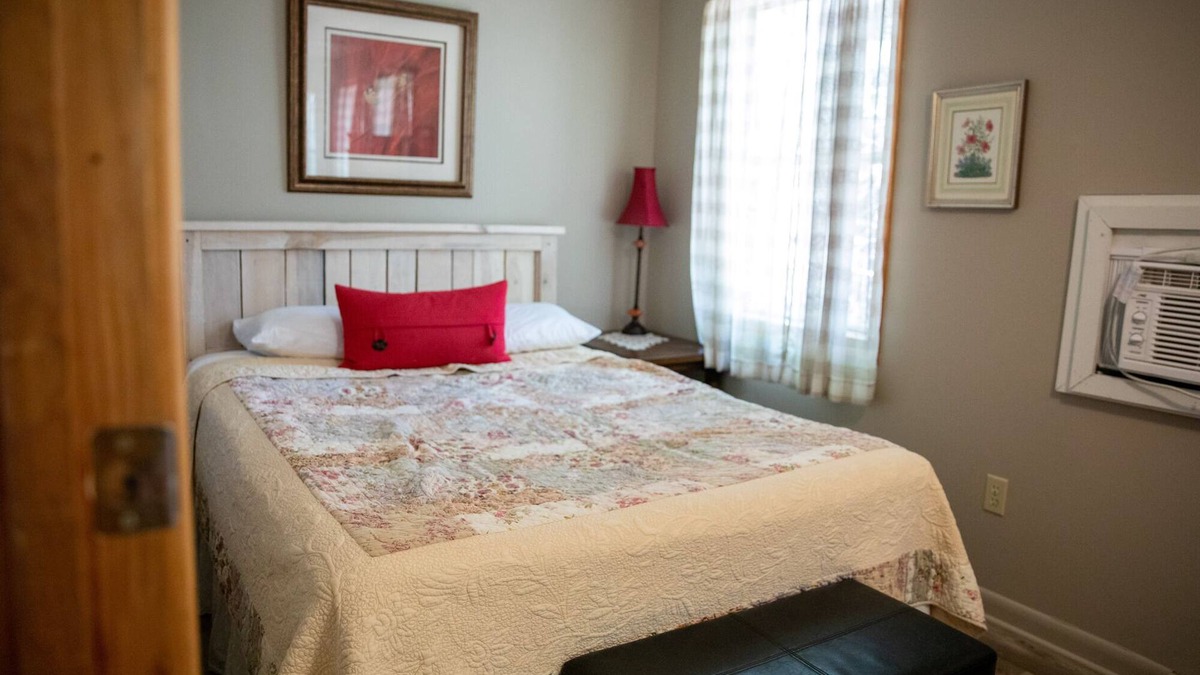 Old Washington Cottage | Timberline Cabins - The Pinewood Cottage - Hot tub, Fireplace, Pets